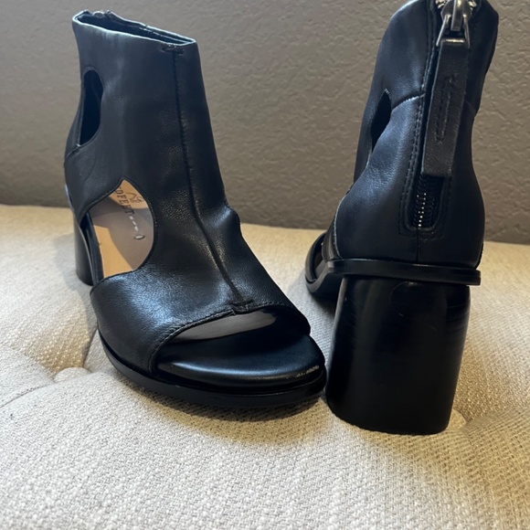 Naked Feet | Women’s Leather Black Open Toe Cut-Out 7.5 - Picture 3 of 6